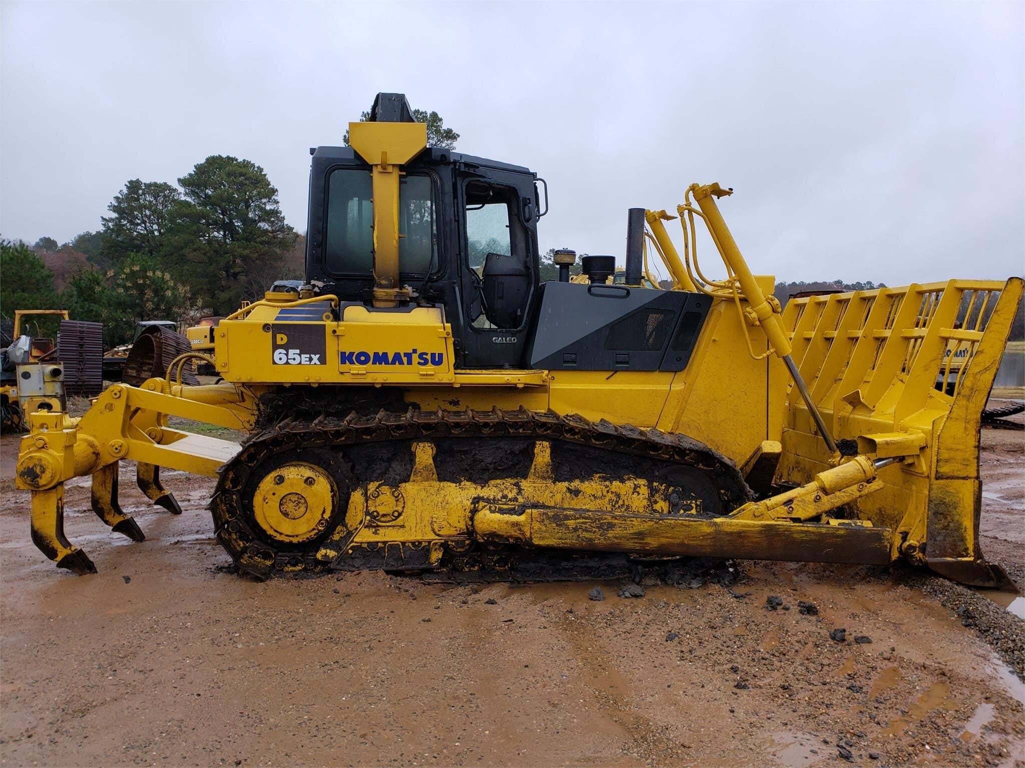 KOMATSU D65EX-15 in Hughes Springs, TX
