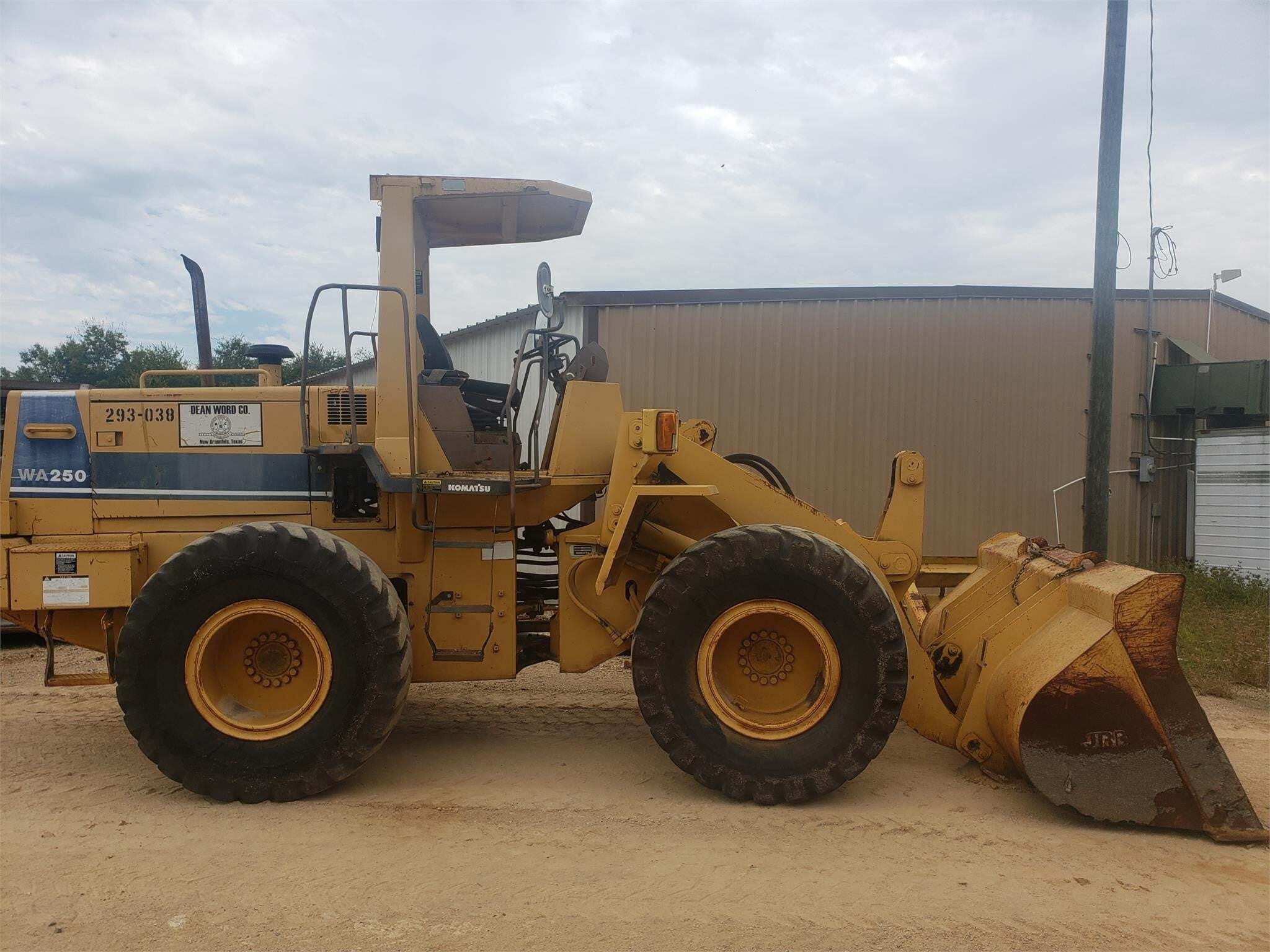 KOMATSU WA250-1L in Hughes Springs, TX