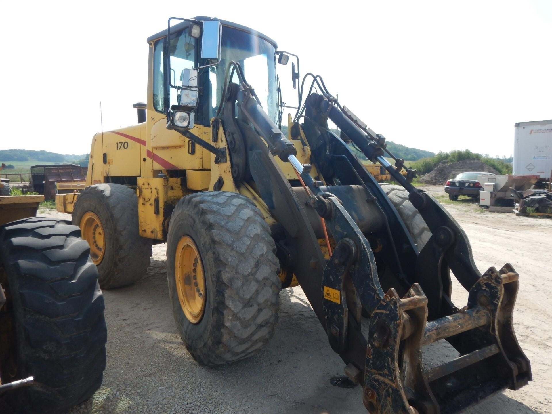 2001 NEW HOLLAND LW170 in Dover, MN