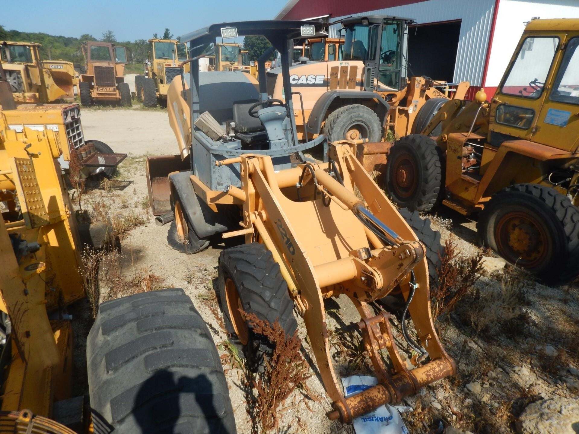 2002 CASE 221D in Dover, MN