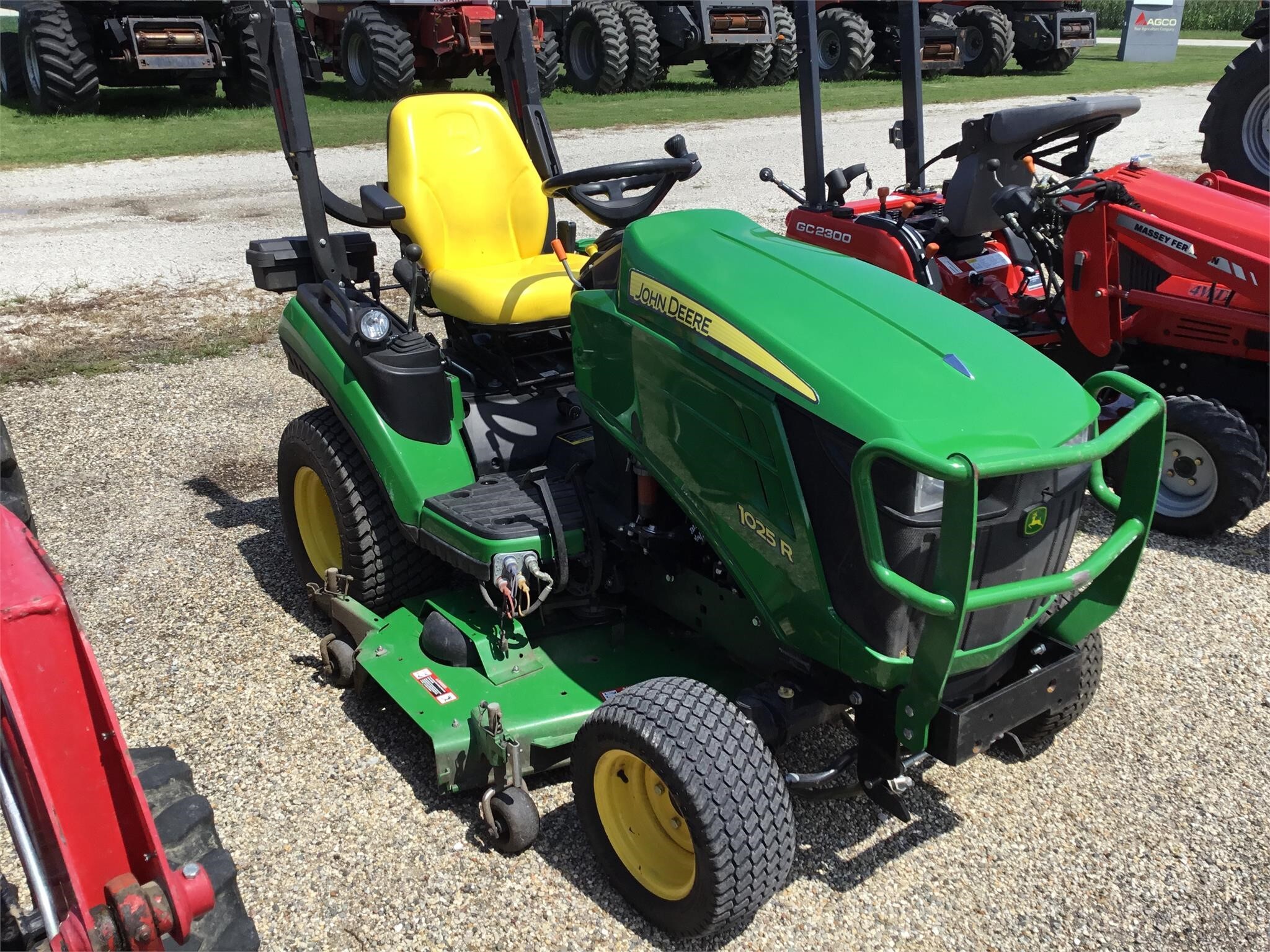 JOHN DEERE 1025R in Chrisman, IL