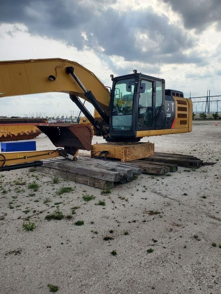 2017 CATERPILLAR 330FL in Lumberton, NJ