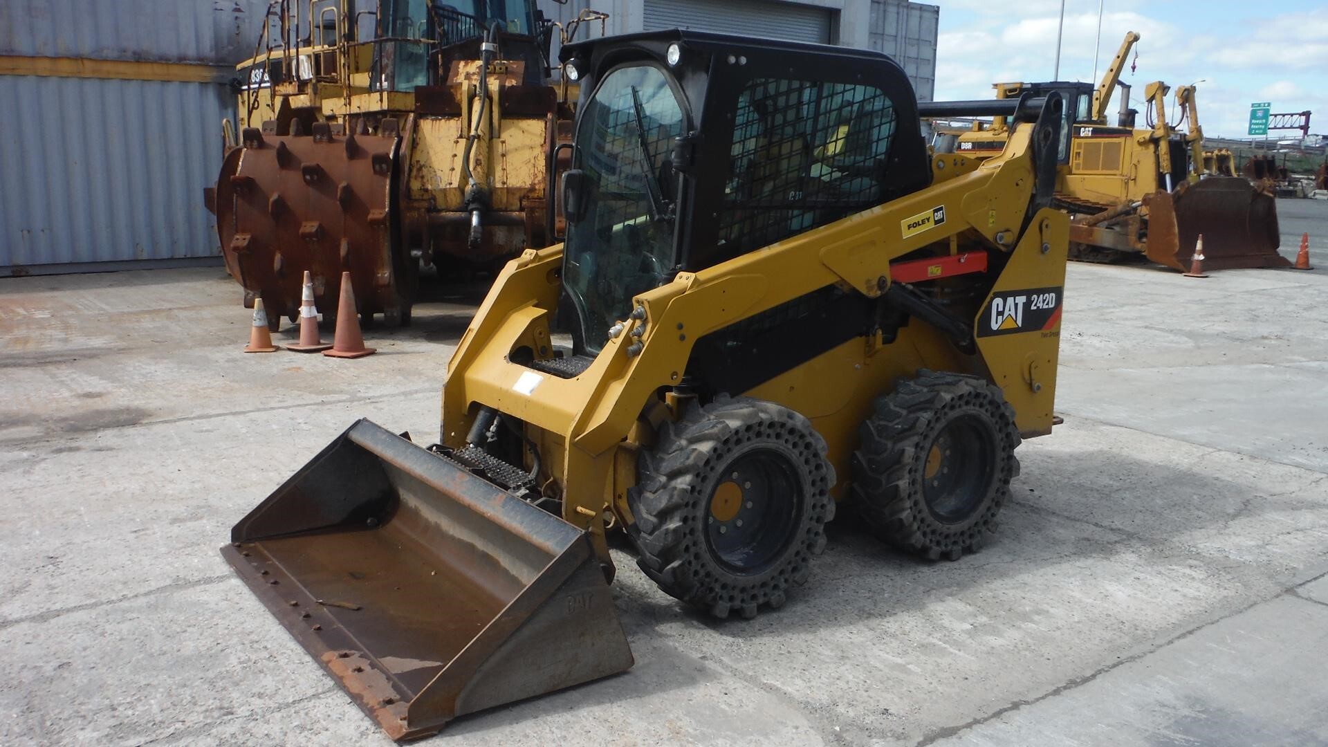 2016 CATERPILLAR 242D in Newark, NJ