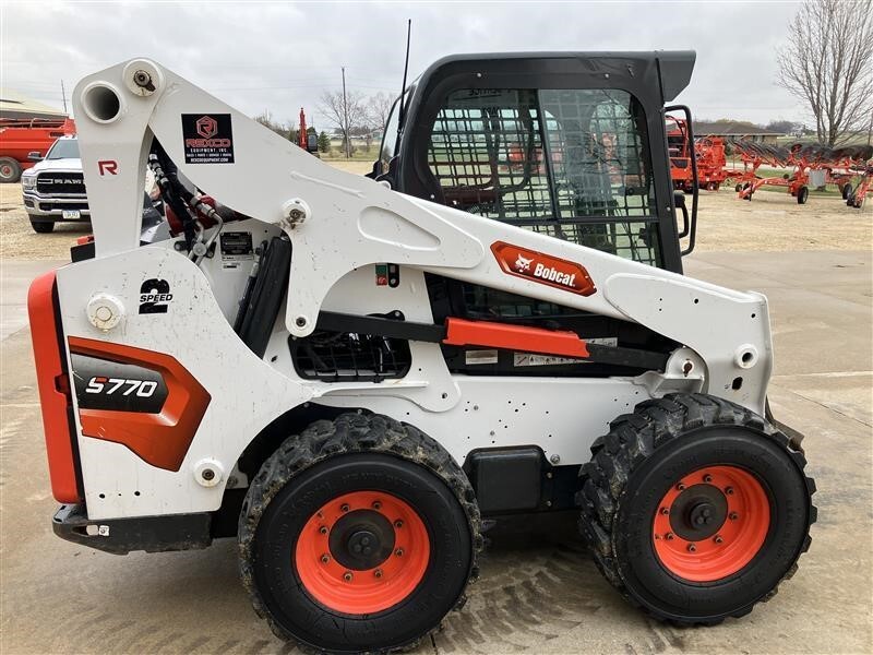 2023 BOBCAT S770 in Farley, IA