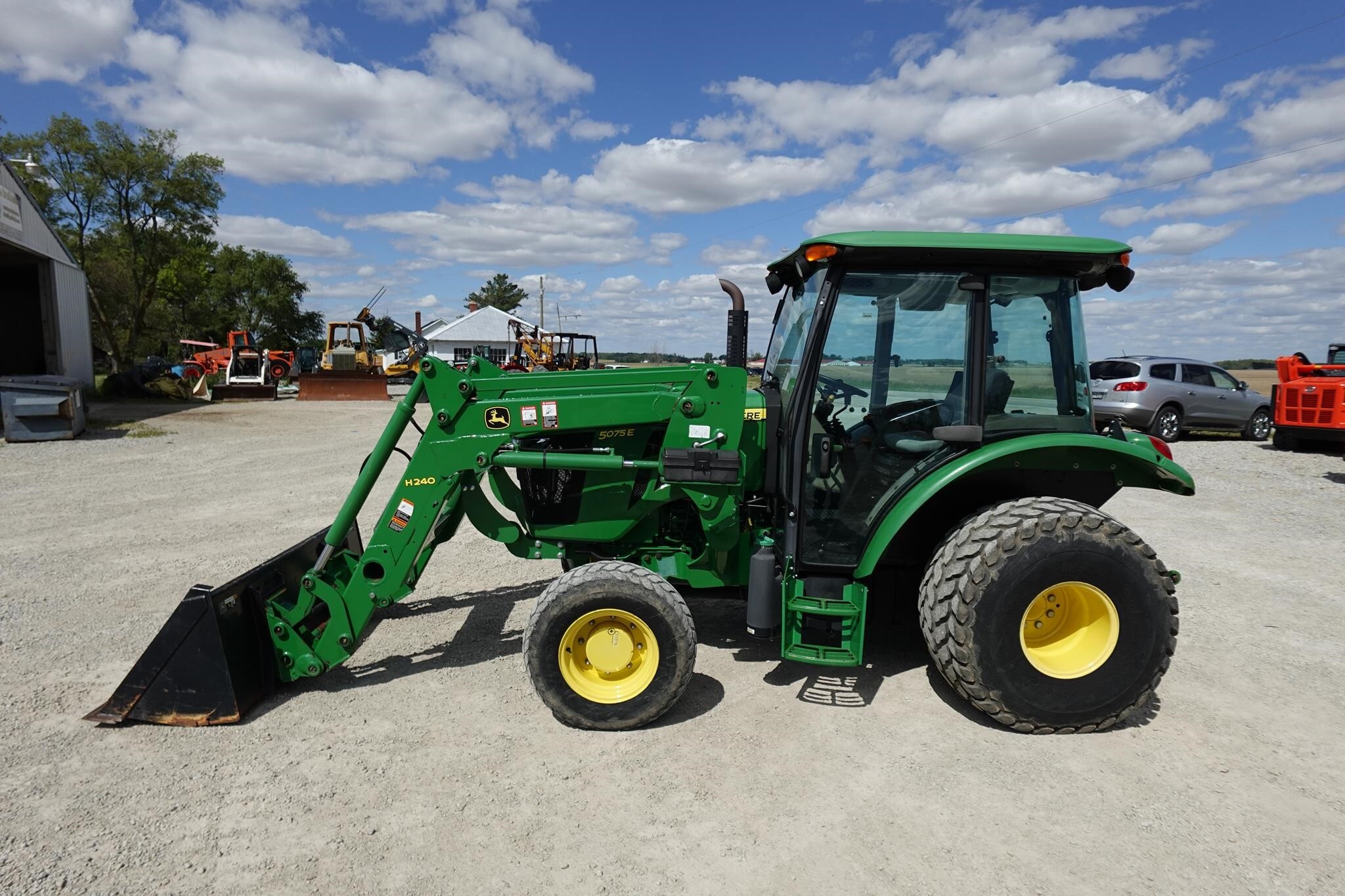 2016 JOHN DEERE 5075E in Versailles, OH