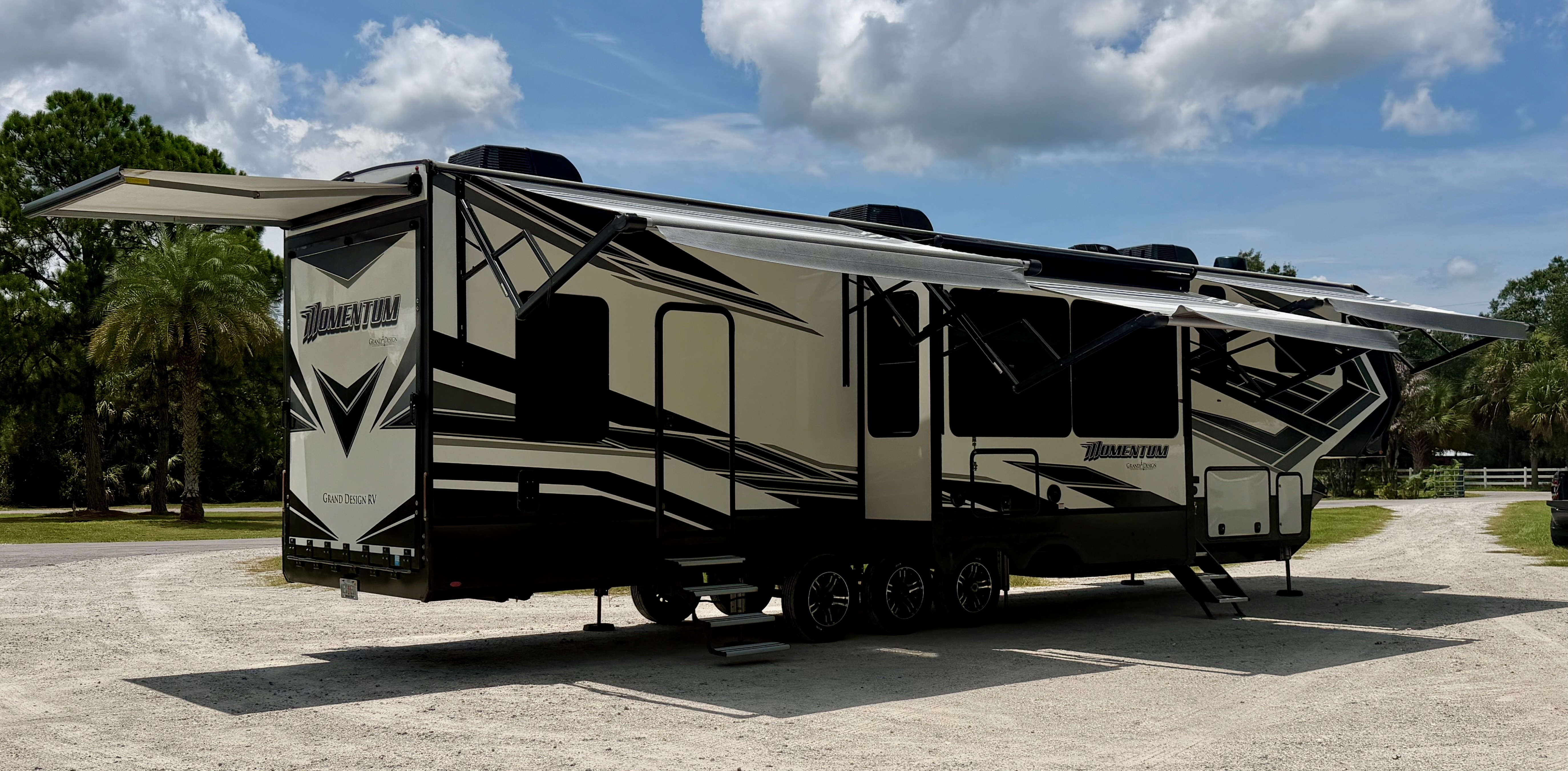 2021 Grand Design MOMENTUM 397TH in palm city FL