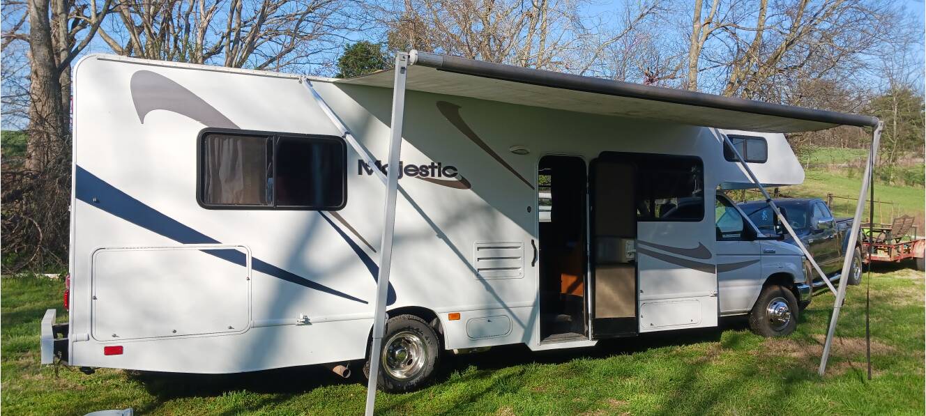 A photo of this 2014 Thor Motor Coach FOUR WINDS MAJESTIC 28A