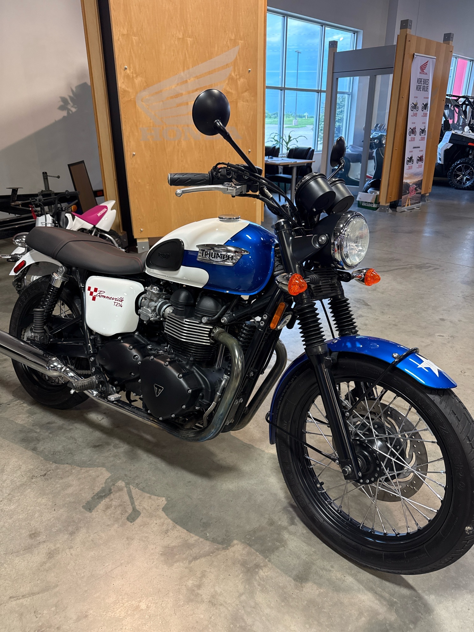 2015 Triumph Bonneville T214 T214 in Davenport, IA