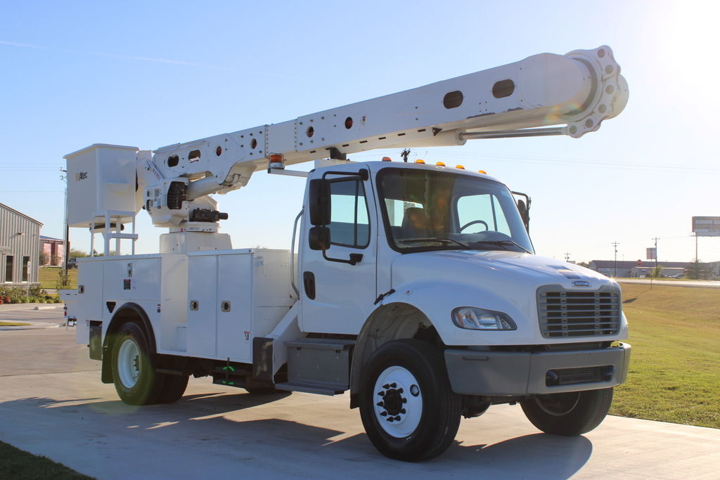 2018 FREIGHTLINER M2 / Altec AM55-MH in Bryan, TX