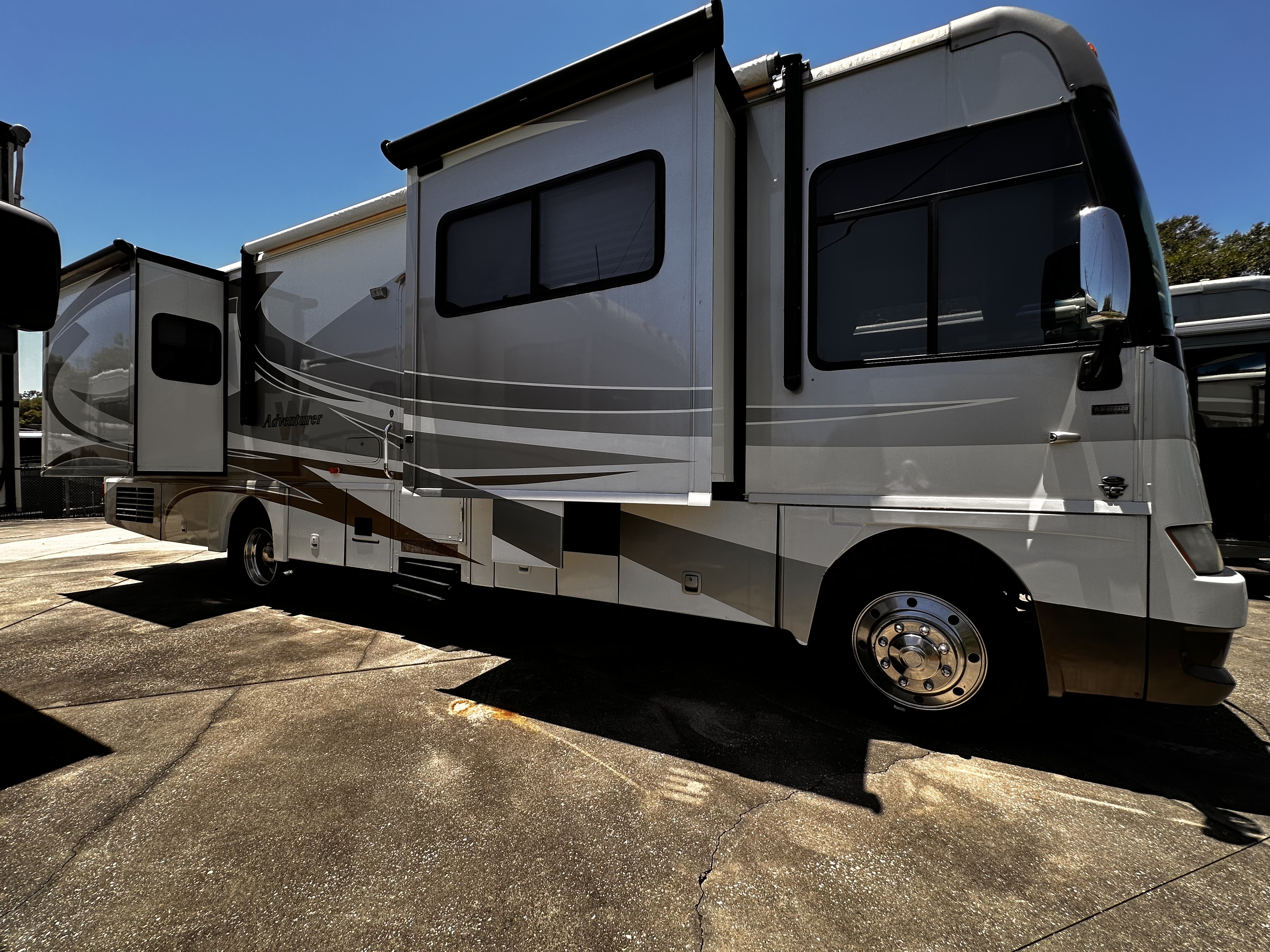 2010 Winnebago Adventurer 35P in ormond beach FL
