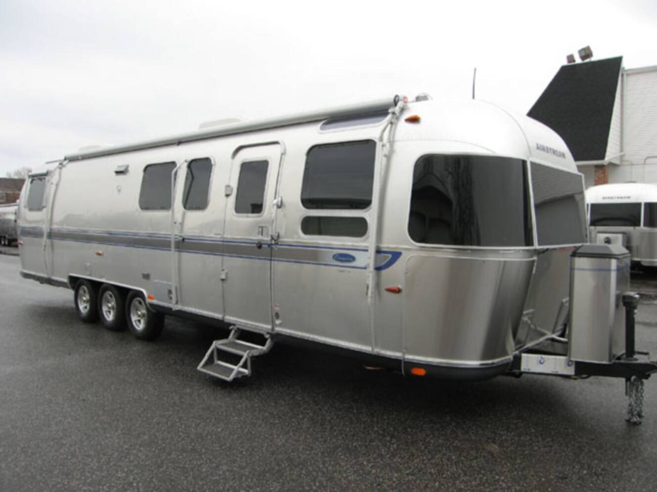 A photo of this 2007 Airstream Classic 34 (Bar & Lounge)