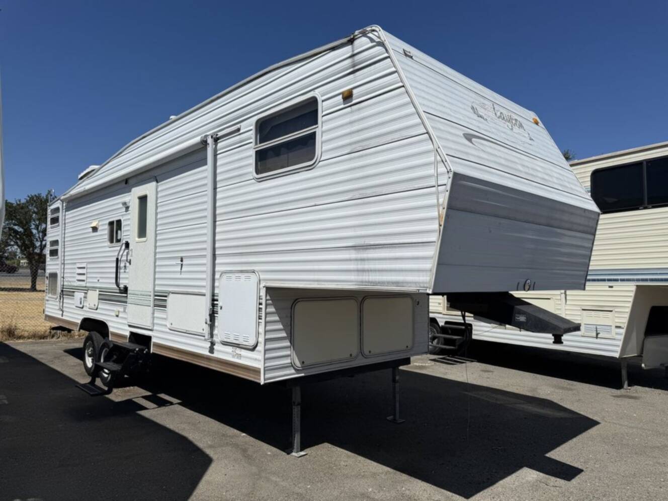 A photo of this 2004 Skyline LAYTON 297
