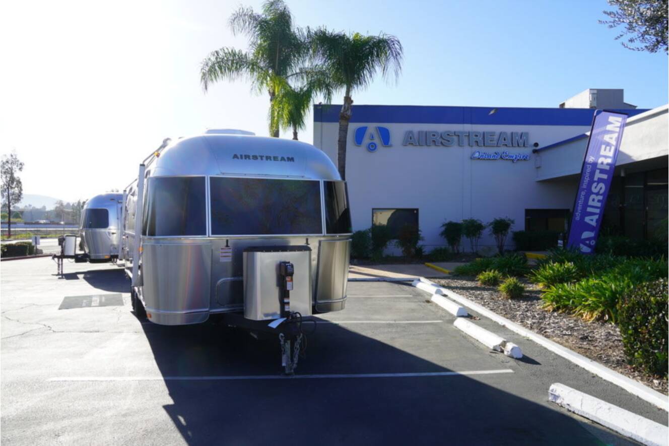A photo of this 2026 Airstream International 25FBT Hatch