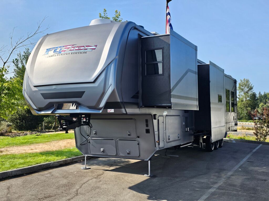2025 Keystone Fuzion Toy Hauler 419 in sumner WA