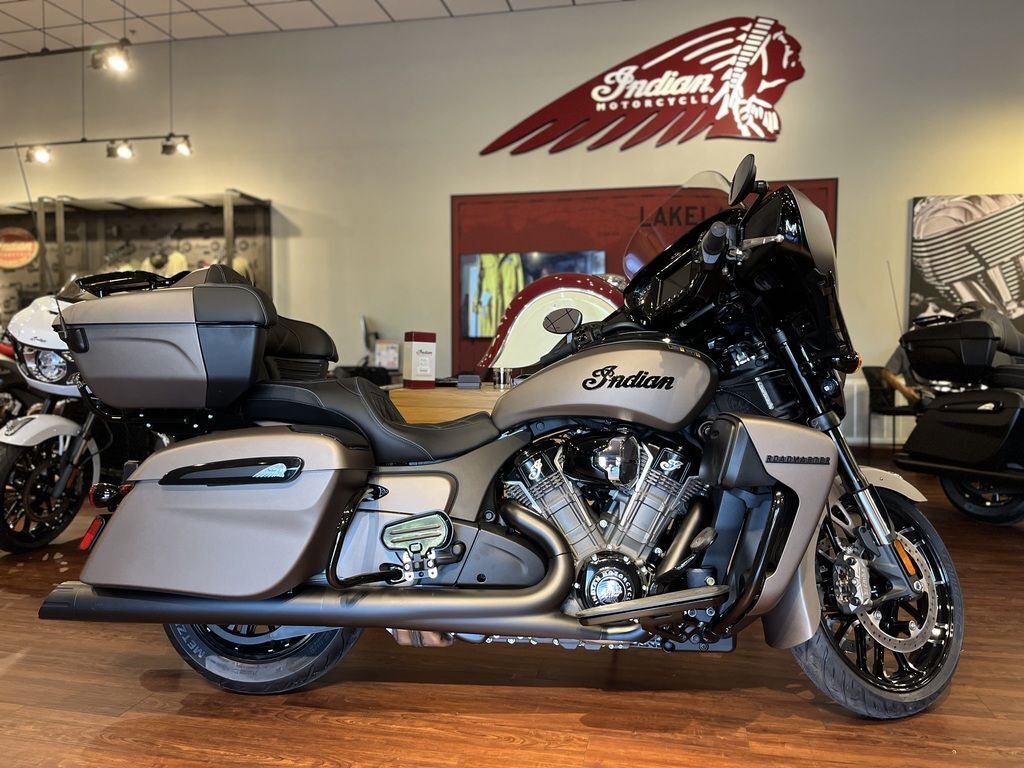 2025 Indian Motorcycle® Roadmaster® PowerPlus Dark Horse® 112 w/PowerBand Nar DARK HORSE in Lakeland, FL