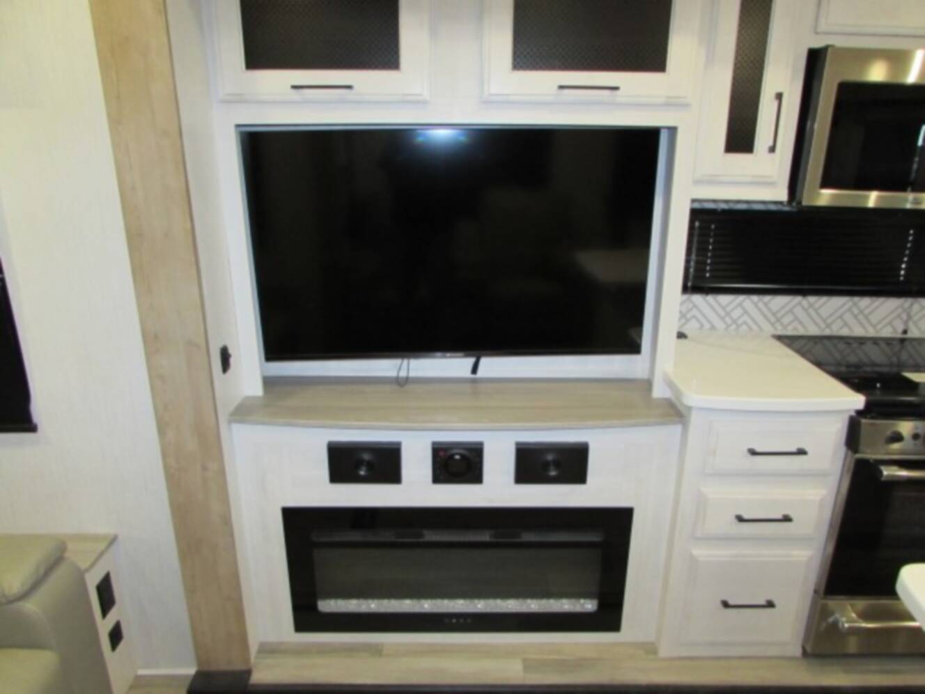 A photo of this 2023 Heartland BIGHORN M39MB