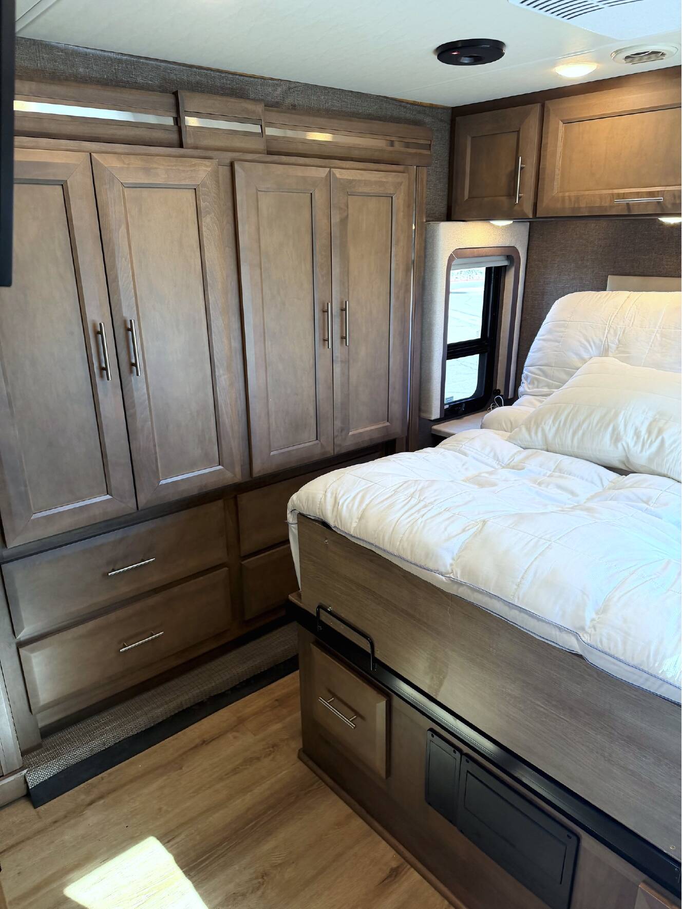 A photo of this 2021 Thor Motor Coach PALAZZO 33 5