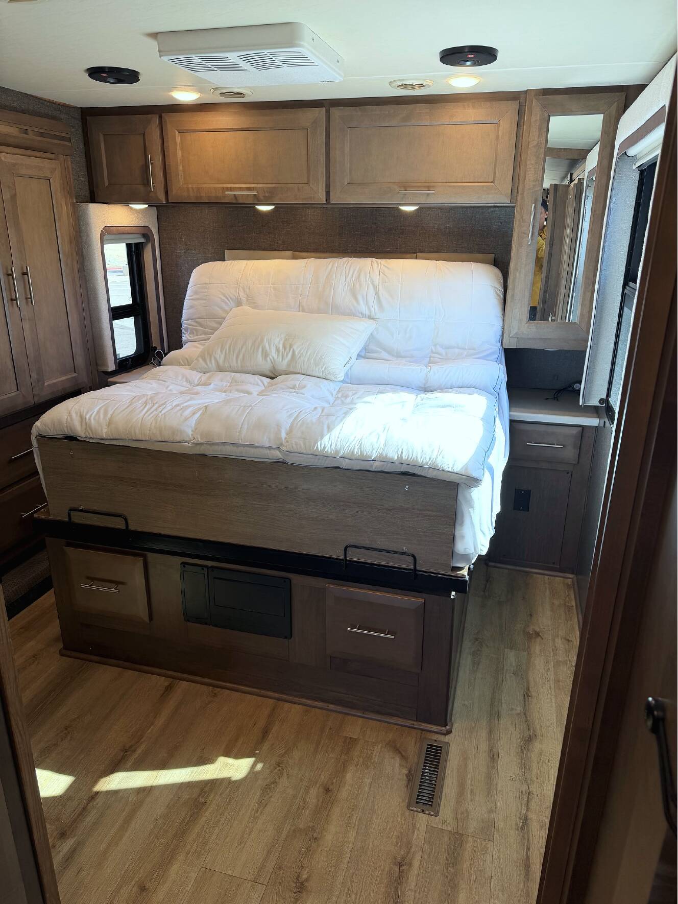 A photo of this 2021 Thor Motor Coach PALAZZO 33 5