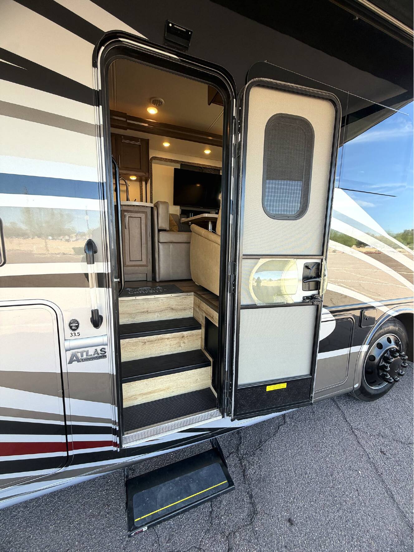 A photo of this 2021 Thor Motor Coach PALAZZO 33 5