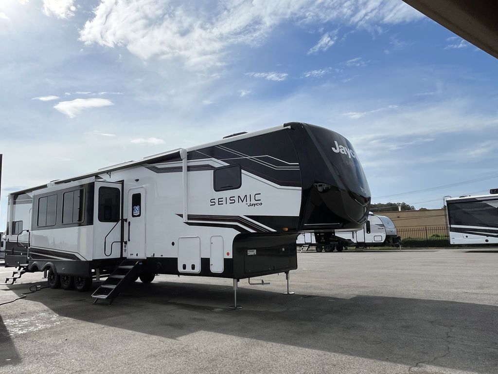 2026 Jayco Toy Haulers Seismic 395 in southaven MS
