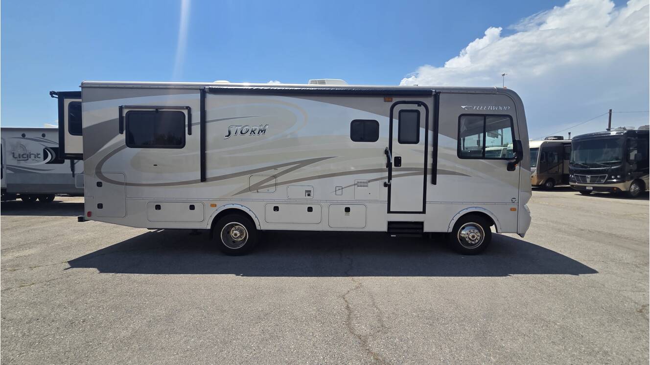 A photo of this 2014 Fleetwood Storm 28F