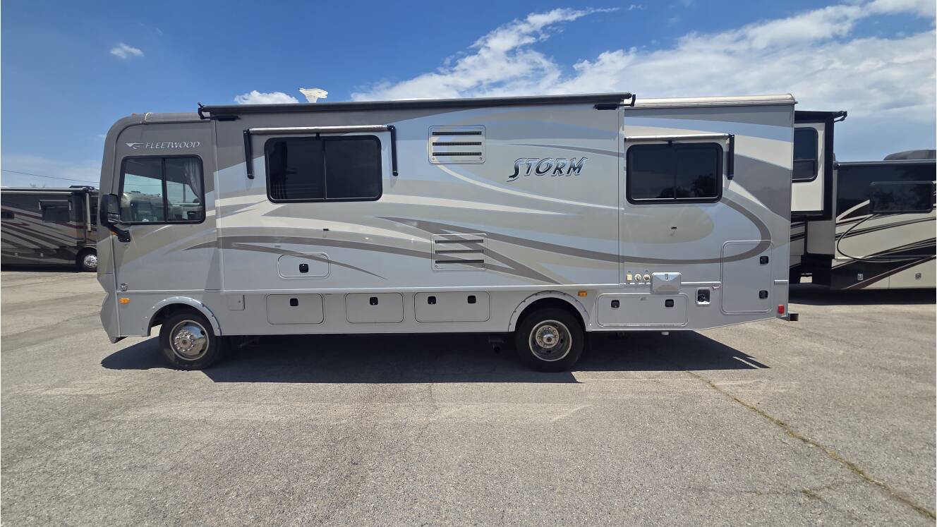A photo of this 2014 Fleetwood Storm 28F