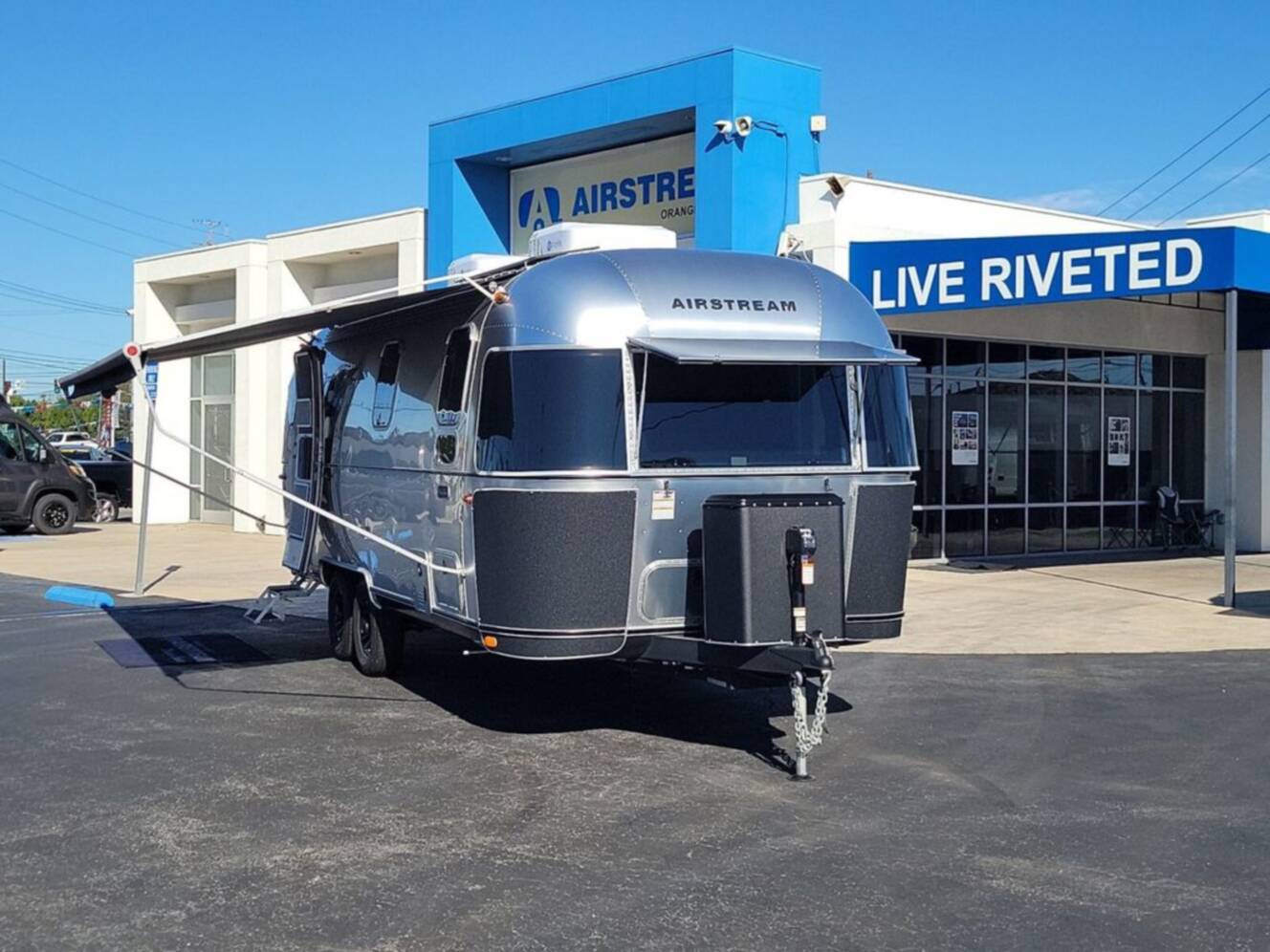 A photo of this 2026 Airstream Flying Cloud ® 25FB Midnight Flamingo