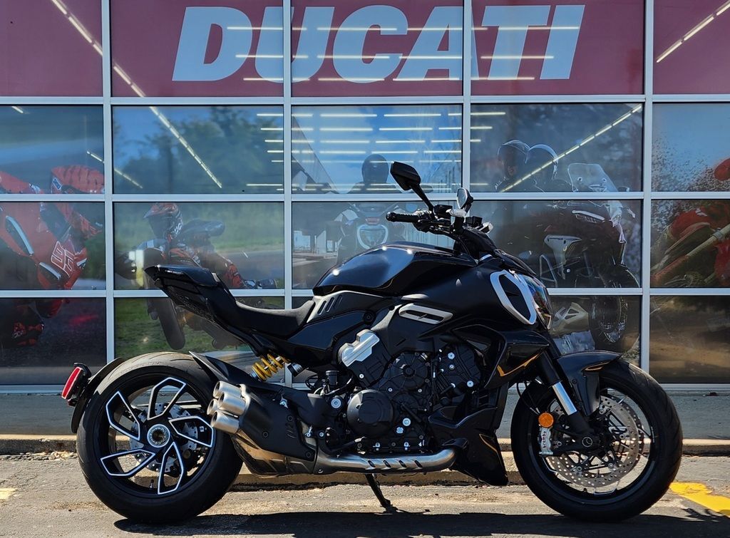 2024 Ducati Diavel V4 Black V4 in Brunswick, OH
