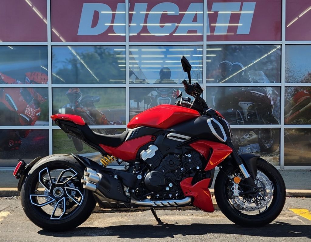 2024 Ducati Diavel V4 Red V4 in Brunswick, OH