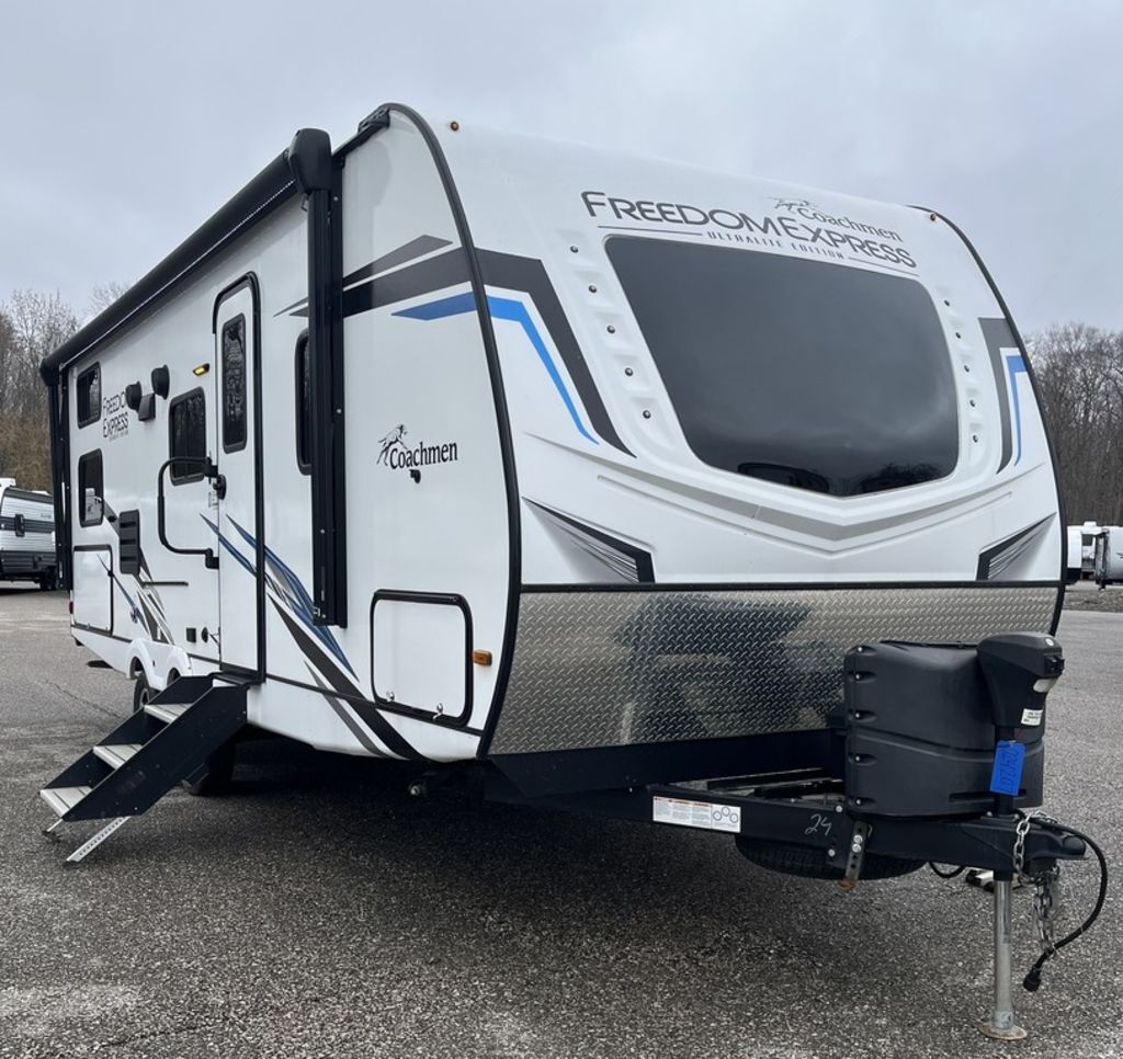 2022 Coachmen Freedom Express Ultra Lite 257BHS in erie PA