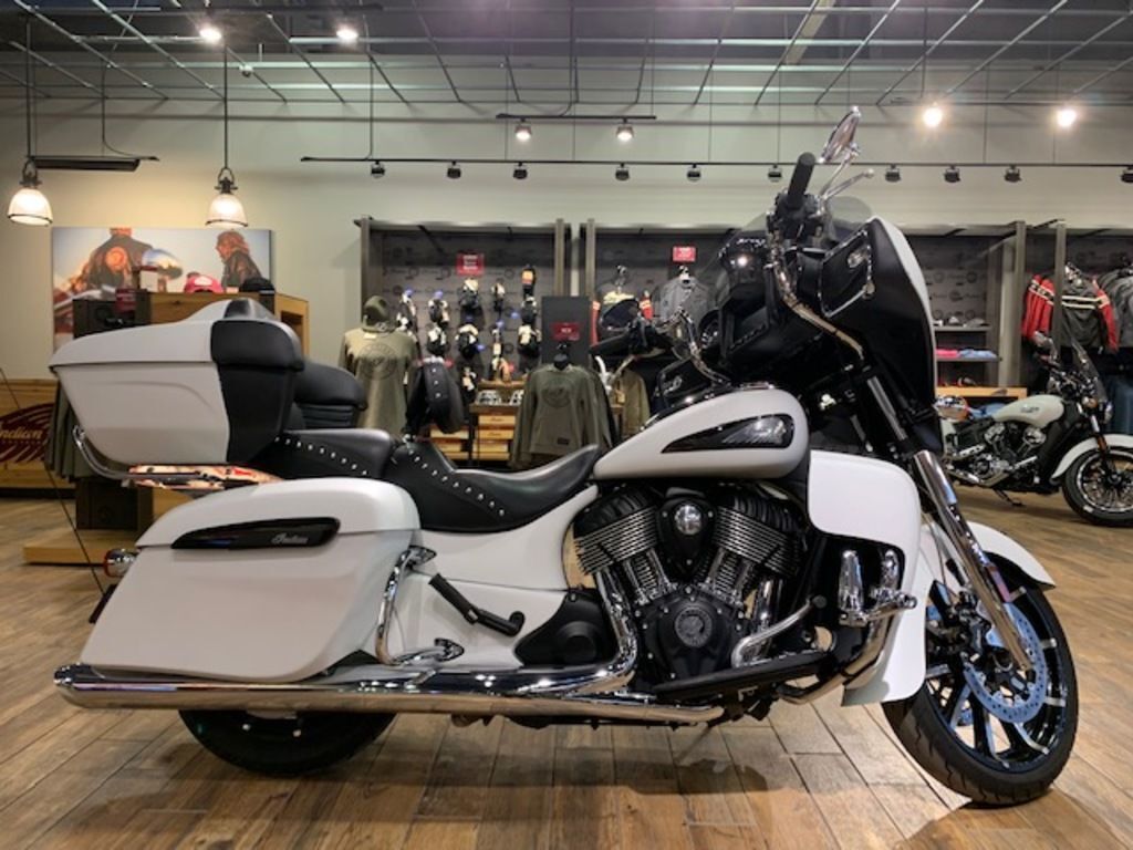 2020 Indian Motorcycle® Roadmaster® Dark Horse® White Smoke DARK HORSE in Dunmore, PA