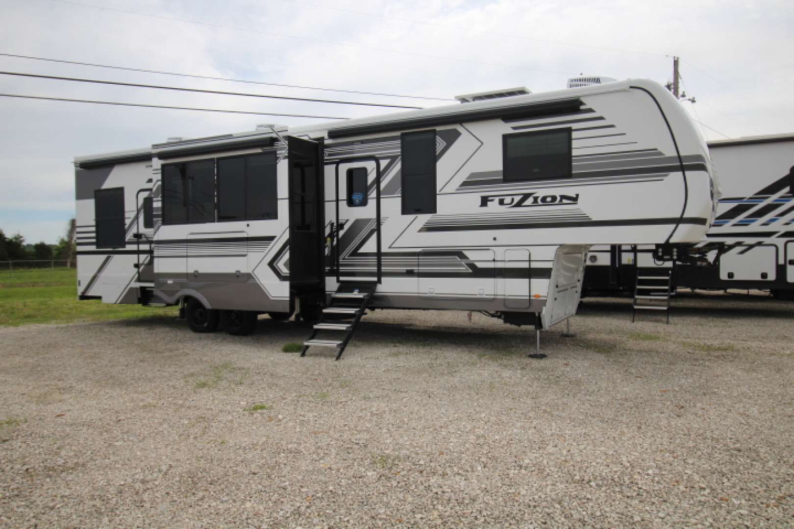 2025 Keystone Fuzion Toy Hauler 373 in hermitage MO
