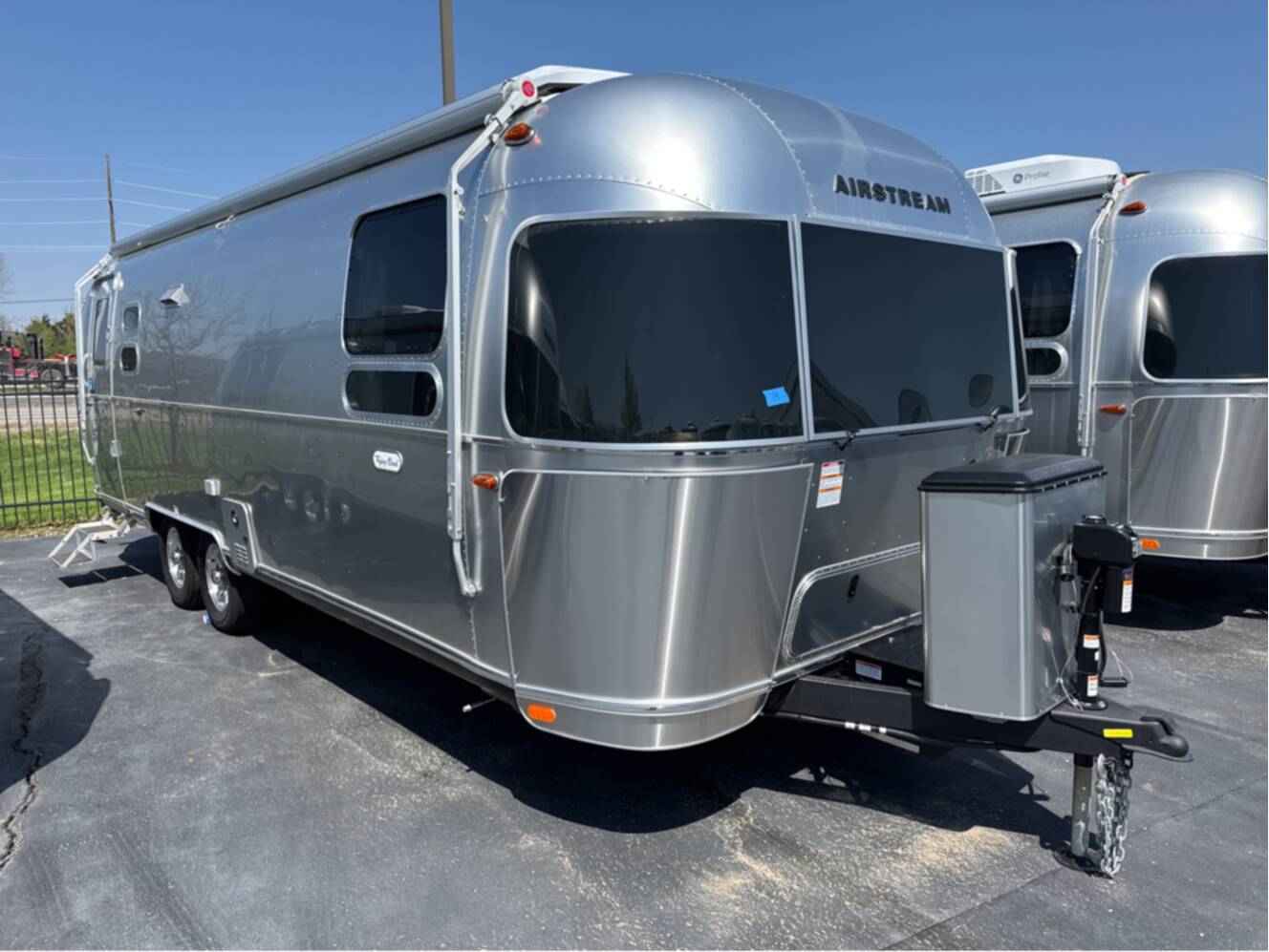 A photo of this 2025 Airstream FLYING CLOUD 27FB QUEEN
