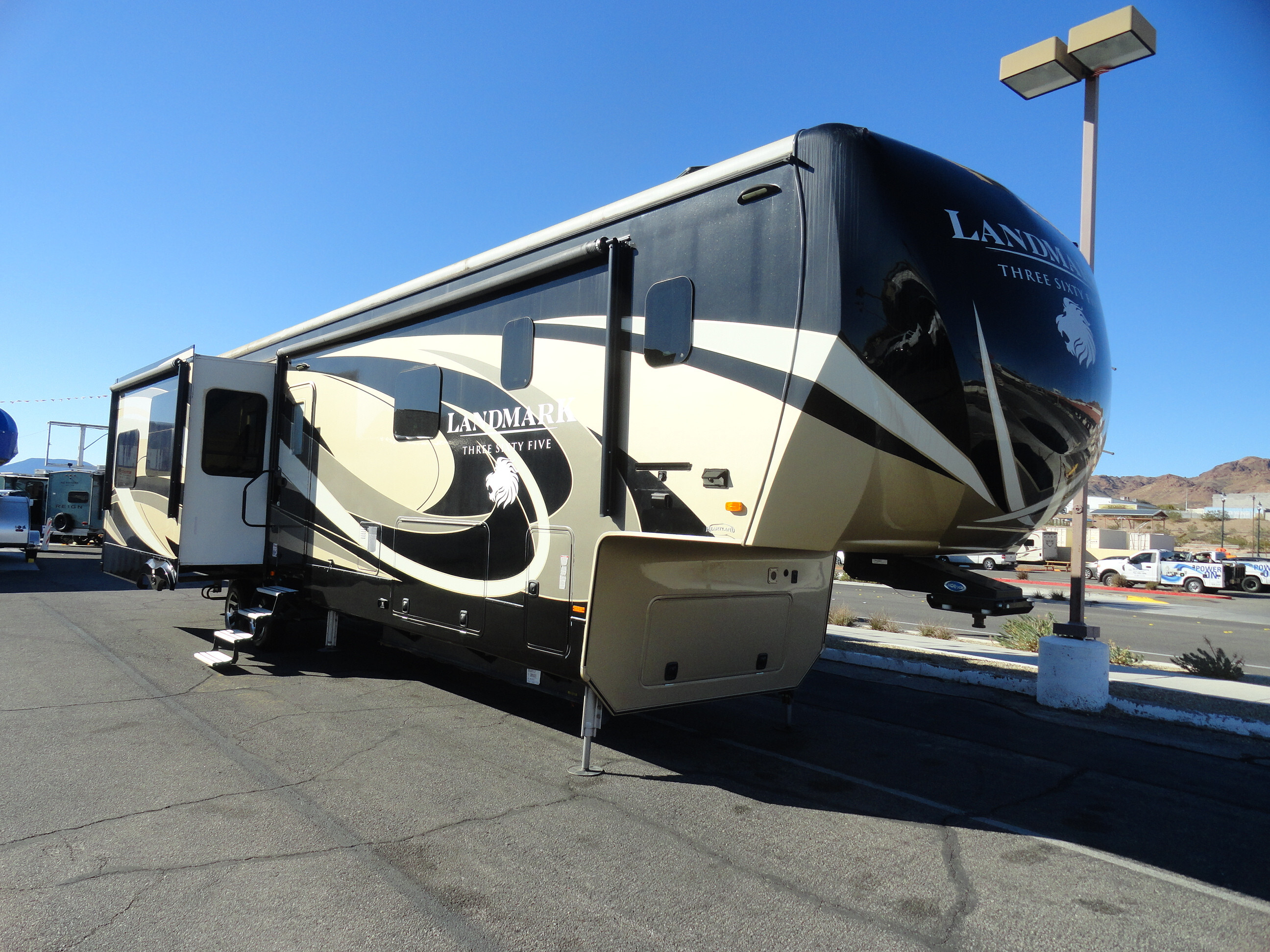 2017 Heartland Landmark 365 LM Newport RV