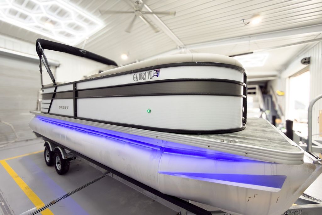 2021 Crest 2021 Crest Classic DLX 220 SLC CPT DLX 240 SLSC in douglasville GA