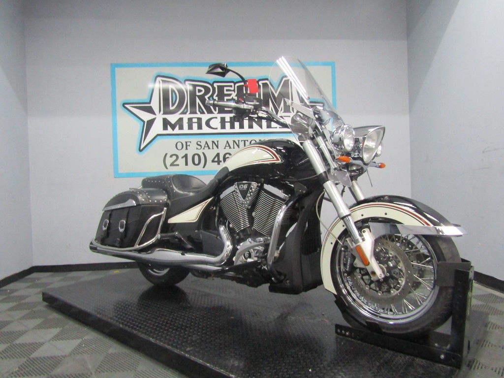 2012 Victory Motorcycles® Cross Roads Classic LE CLASSIC in San Antonio, TX