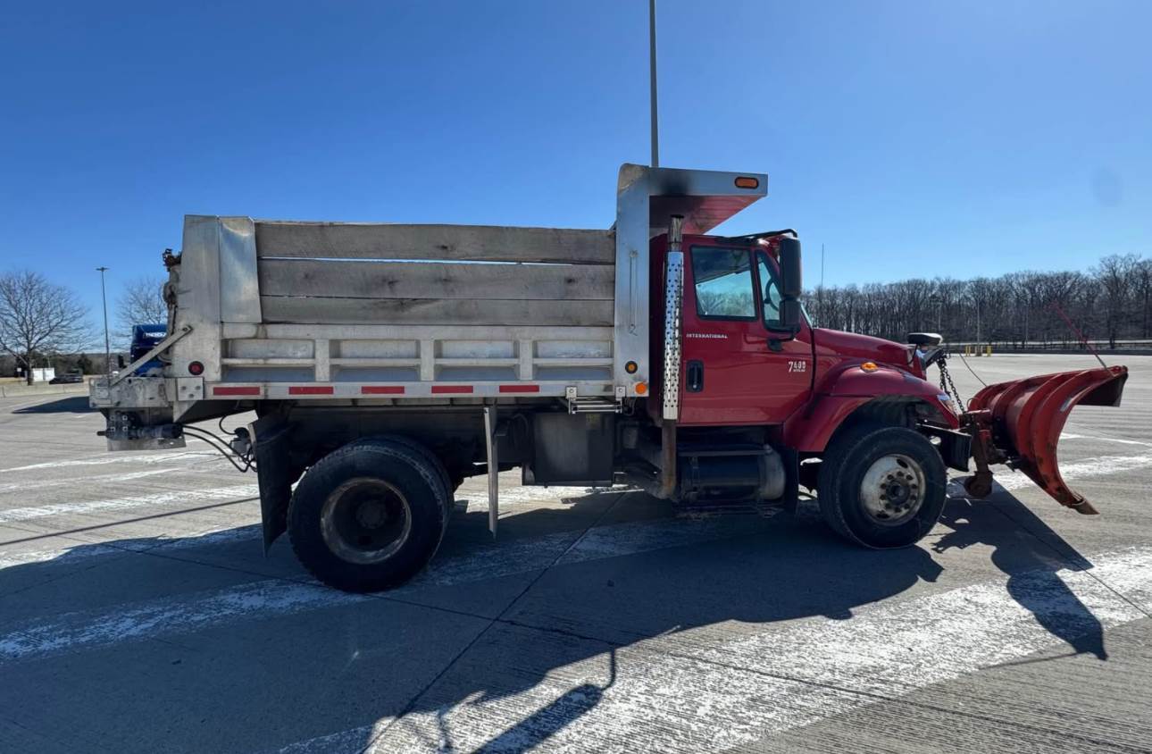 2004 International 7400 DT530 in Wayne, MI