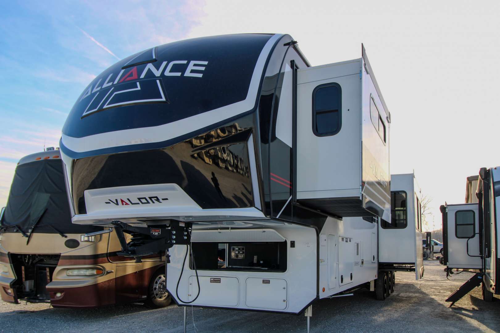 2026 Alliance Rv Valor Toy Hauler 44V14 in clinton MO