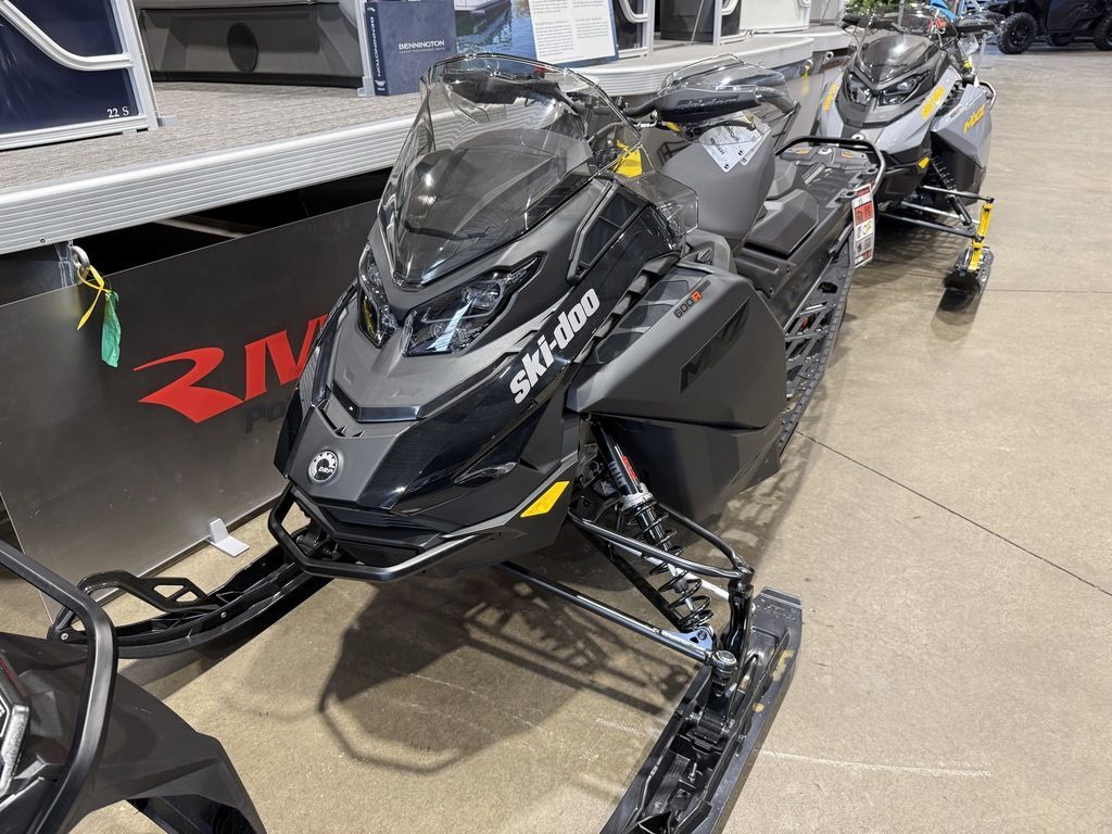 2026 Ski-Doo MXZ® Adrenaline® 600R E-TEC 137_Black 600R E-TEC 137 1.25 in red wing MN