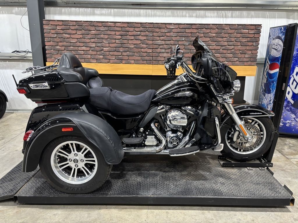 2016 Harley-Davidson® FLHTCUTG - Tri Glide® Ultra ULTRA CLASSIC in Wichita, KS