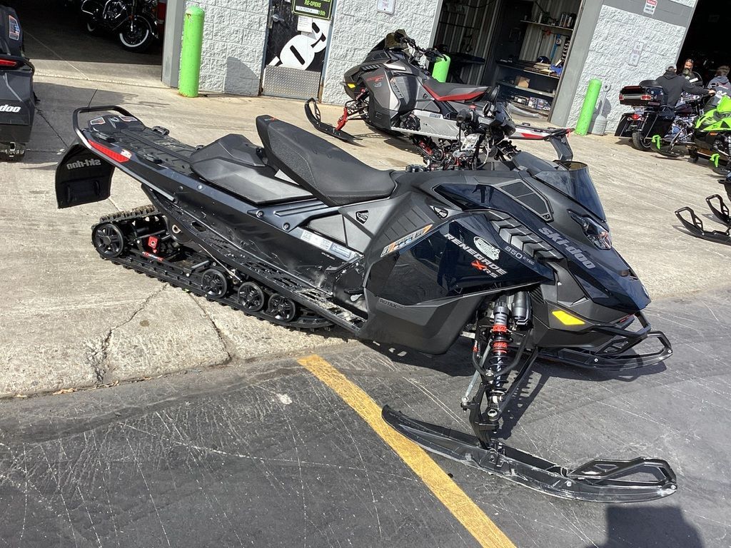 2023 Ski-Doo Renegade® X-RS® 850 E-TEC® Rip. 1.25_Smart-S_7.2" /  BASE in big bend WI