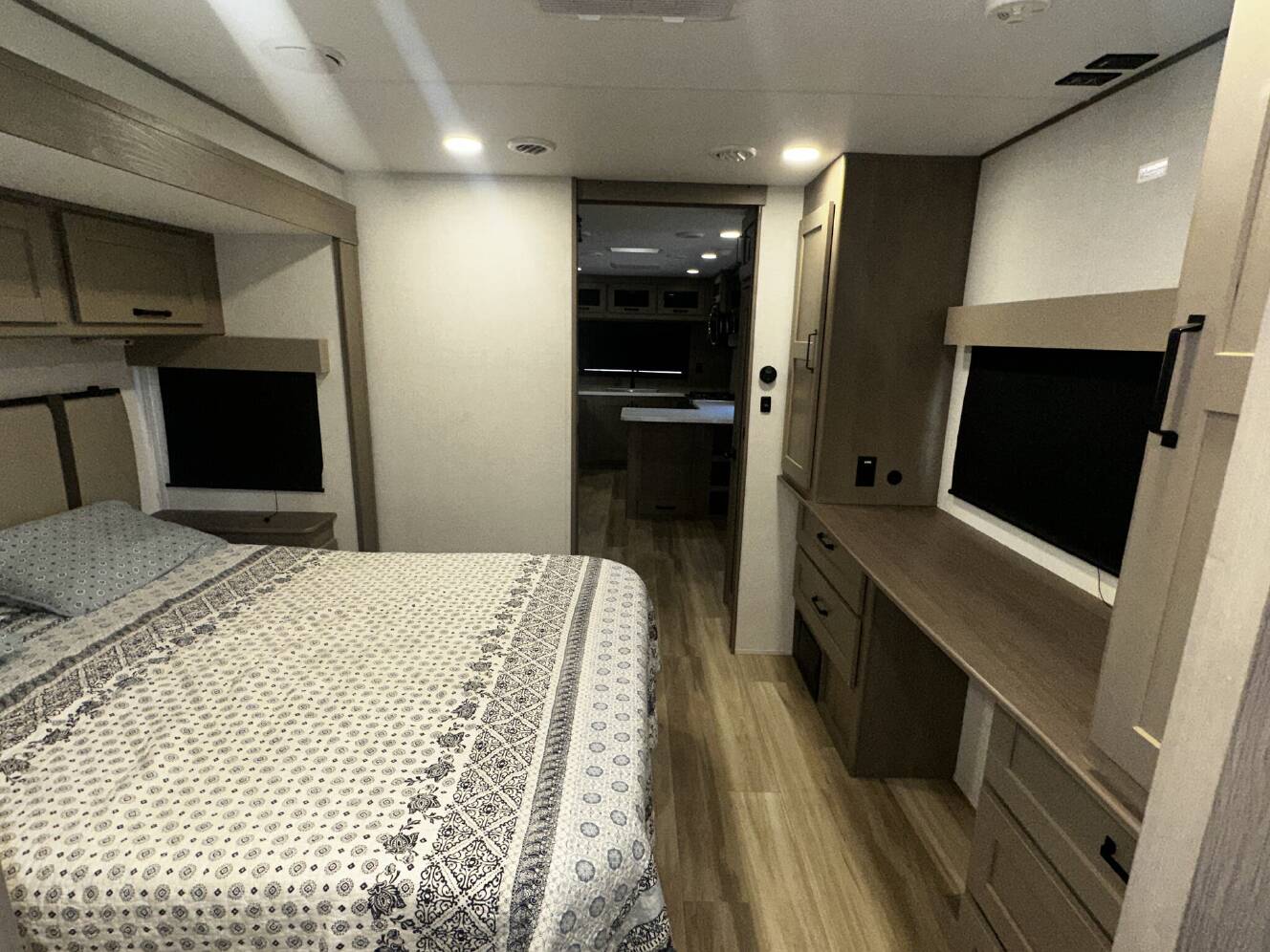 A photo of this 2025 Grand Design Reflection 322FKTS