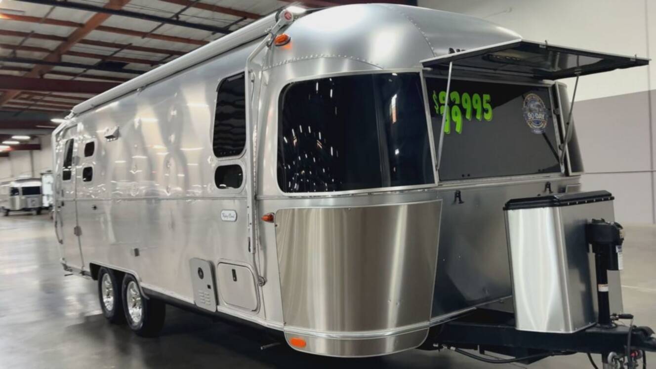A photo of this 2023 Airstream Flying Cloud 25 Front Bed Queen