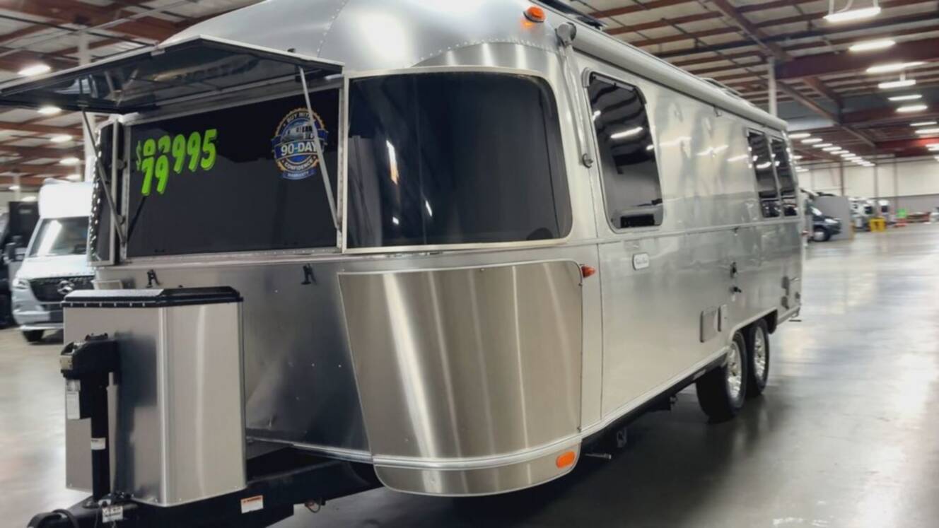 A photo of this 2023 Airstream Flying Cloud 25 Front Bed Queen