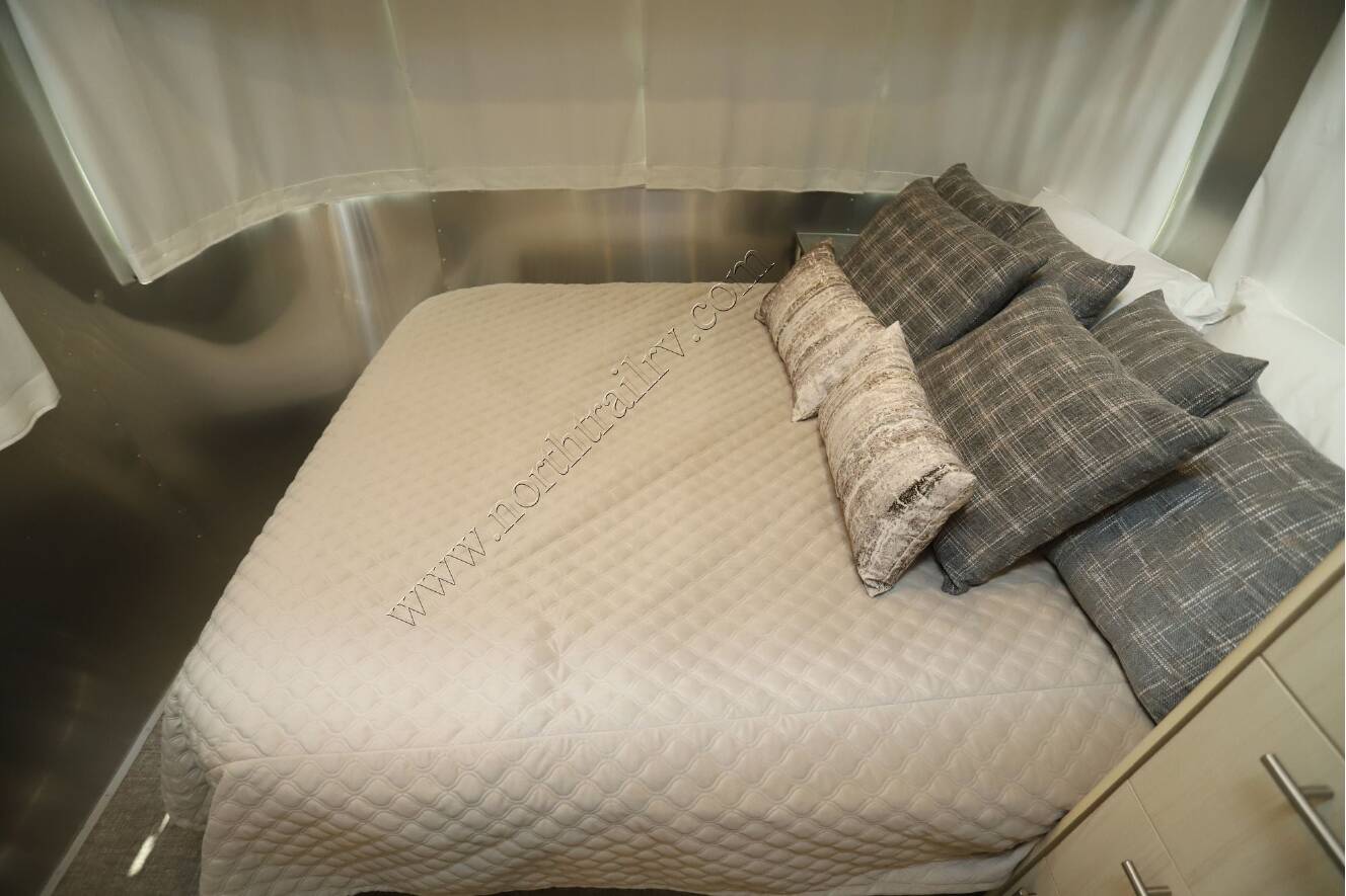 A photo of this 2026 Airstream Flying Cloud 25FB