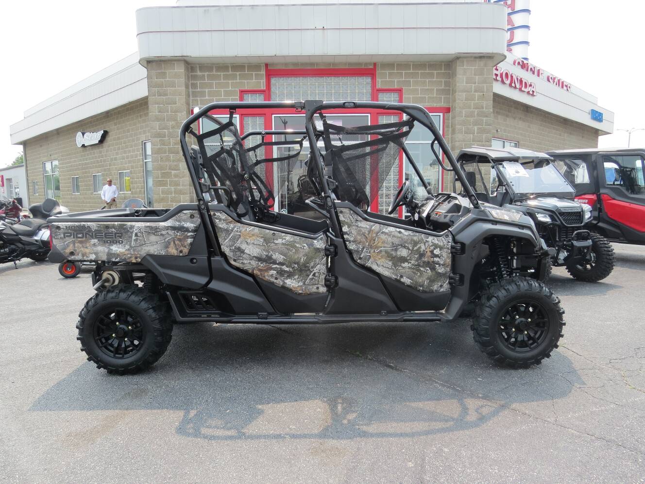 A photo of this 2025 Honda Pioneer 1000-6 Crew Deluxe