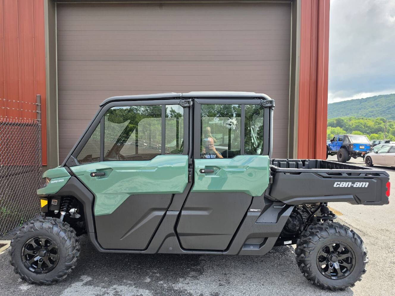 A photo of this 2026 Can-Am Defender MAX DPS CAB HD10