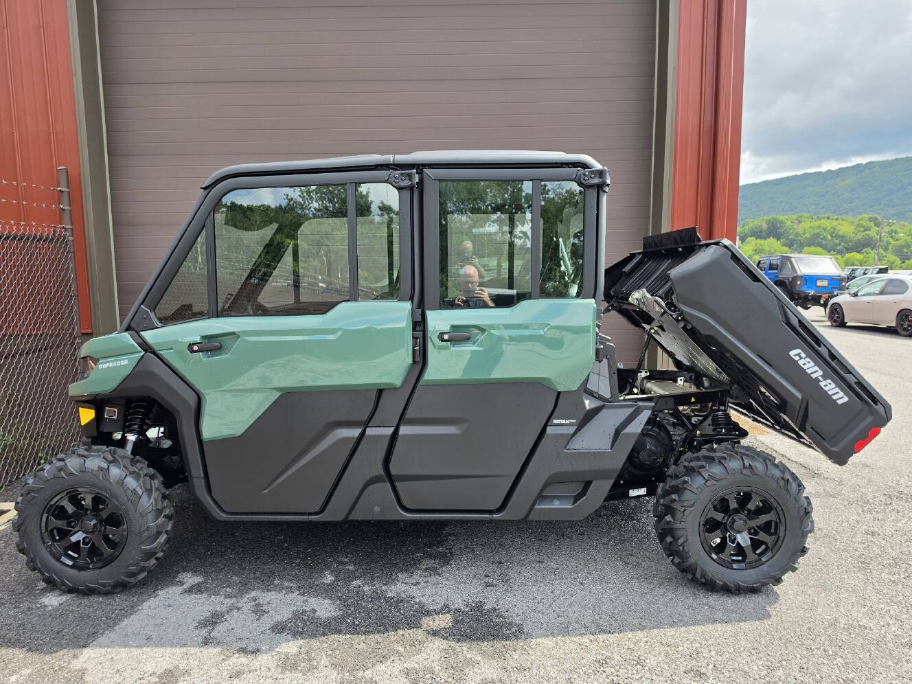 A photo of this 2026 Can-Am Defender MAX DPS CAB HD10