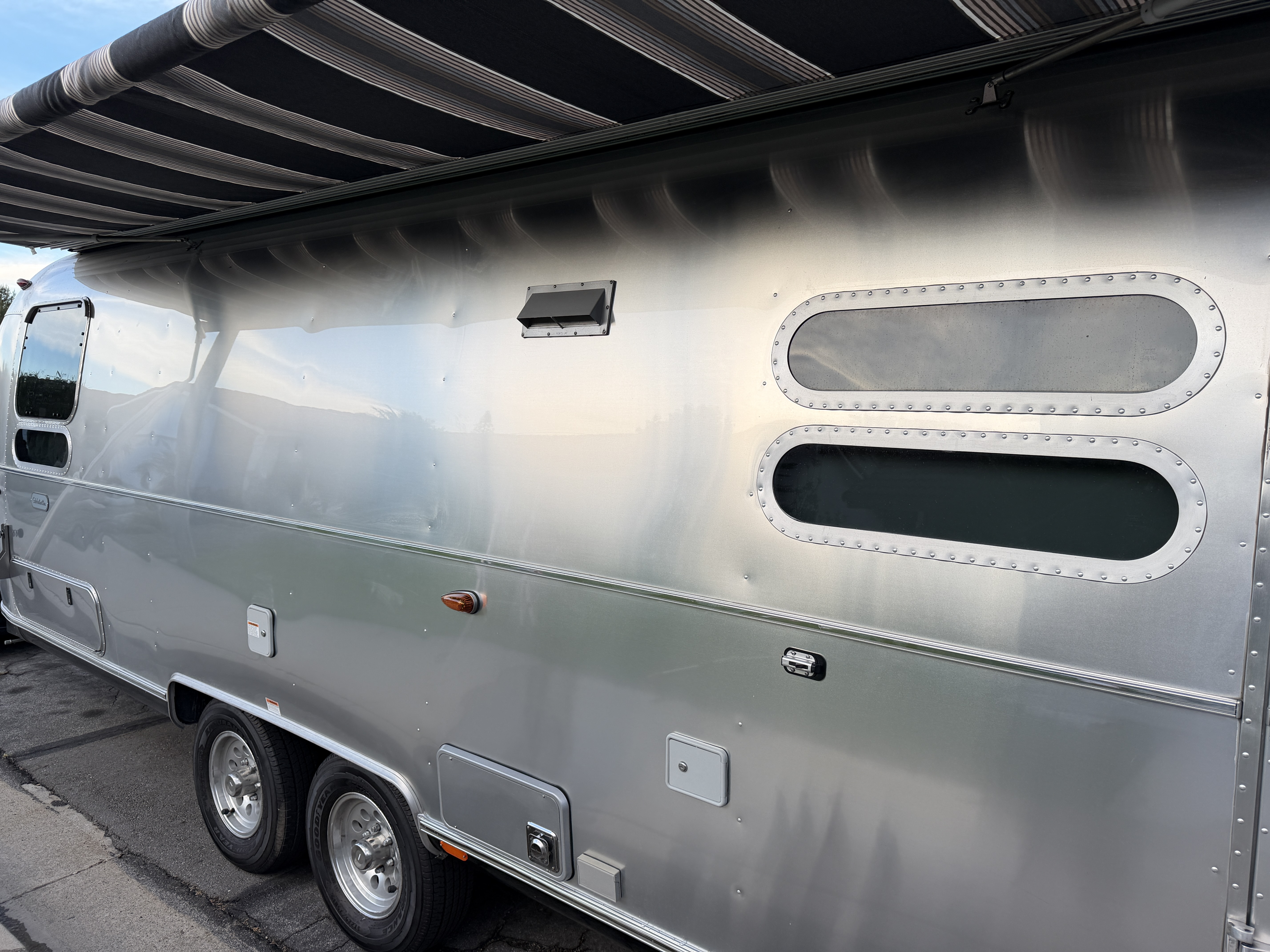 2021 Airstream GLOBETROTTER 30RB TWIN in arcadia CA