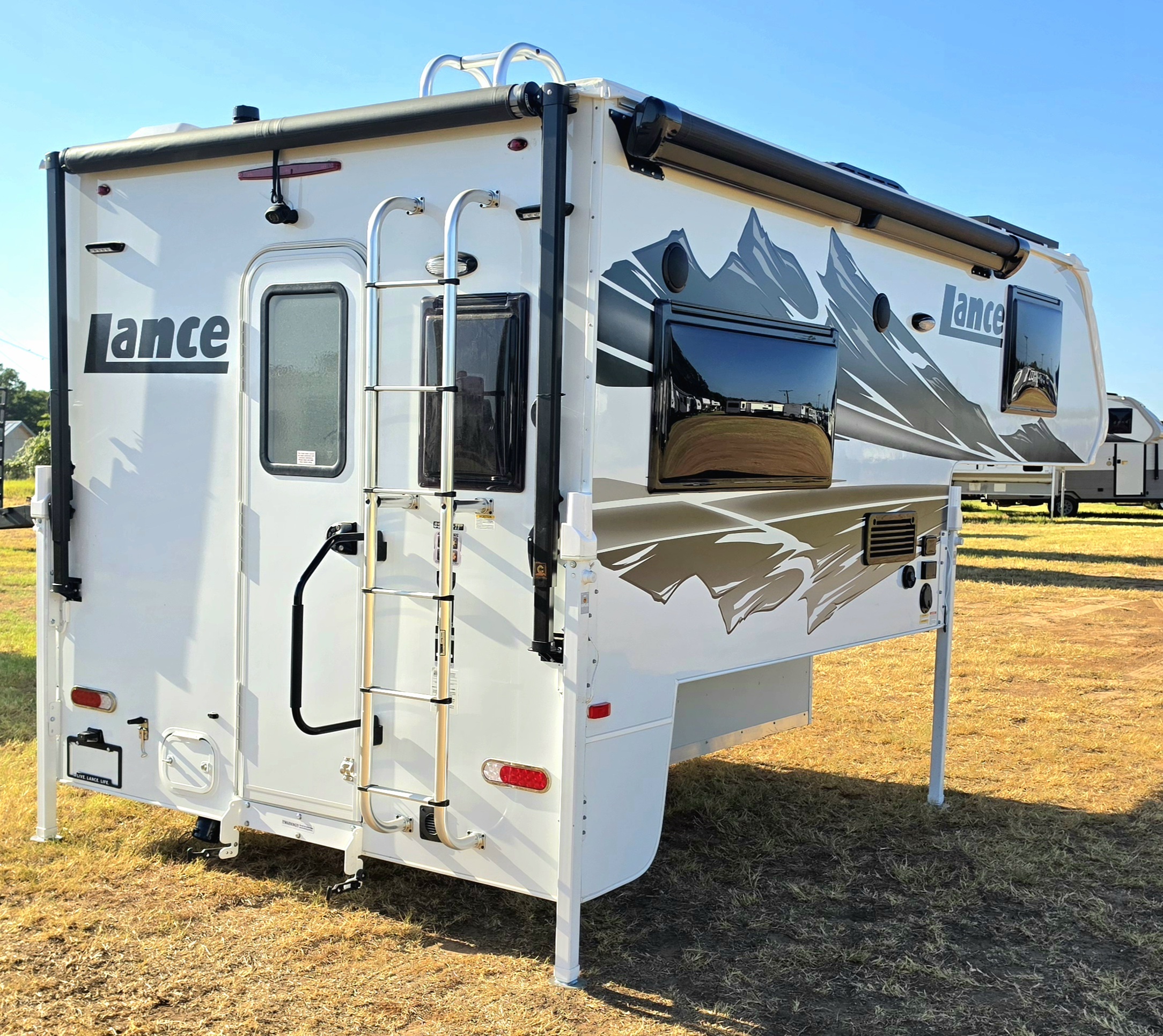 2027 Lance 850 in granbury TX